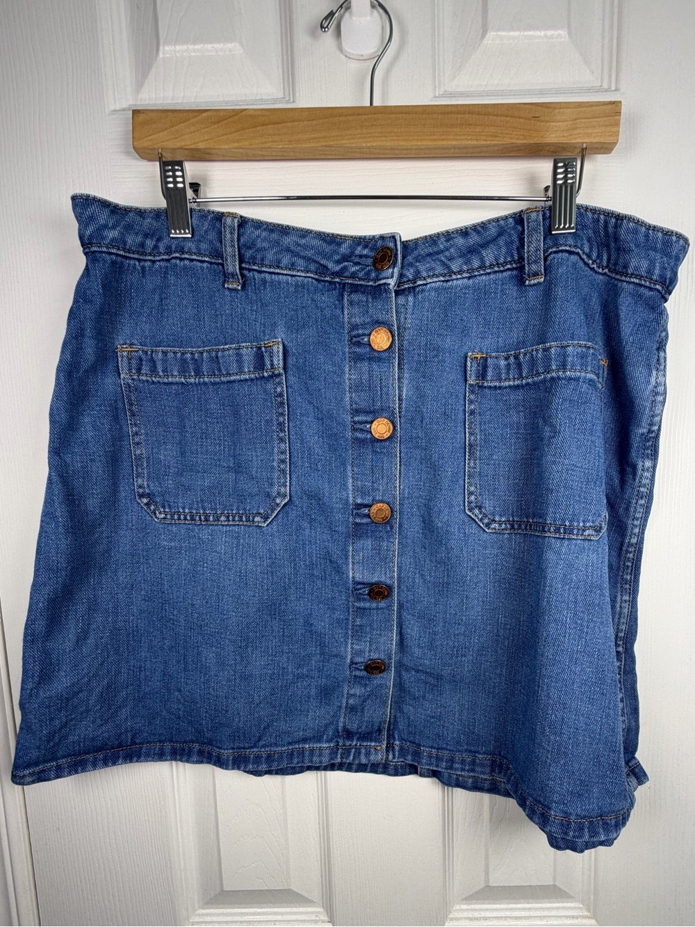GAP Denim Mini Skirt Size 33 Medium Wash Button Front Y2K Utility Casual Classic - Picture 2 of 11